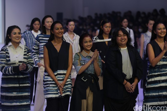 Di balik penampilannya tersebut, salah satu pengikutnya di Instagram menanggapi Fuji yang jalannya dianggap terlalu cepat. Foto: Agung Pambudhy/Detikcom.
