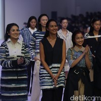 Di balik penampilannya tersebut, salah satu pengikutnya di Instagram menanggapi Fuji yang jalannya dianggap terlalu cepat. Foto: Agung Pambudhy/Detikcom.