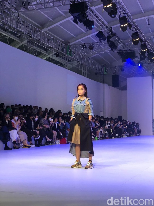 Menanggapi komentar netizen, Fuji mengaku merasa gugup ketika catwalk di runaway Jakarta Fashion Week 2023. Nggak bisa, aku deg-degan banget ini first time aku cawalk apalagi dilihatin banyak orang aku grogi banget takut salah, balas Fuji.  Foto: Gresnia/Wolipop.