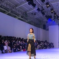 Menanggapi komentar netizen, Fuji mengaku merasa gugup ketika catwalk di runaway Jakarta Fashion Week 2023. Nggak bisa, aku deg-degan banget ini first time aku cawalk apalagi dilihatin banyak orang aku grogi banget takut salah, balas Fuji.  Foto: Gresnia/Wolipop.