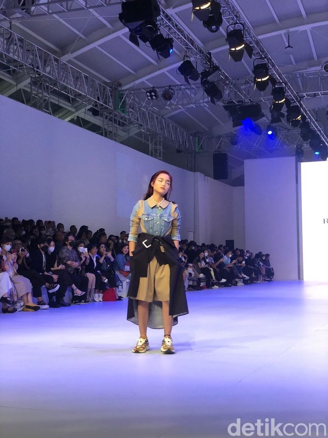 Wanita kelahiran 3 November 2002 ini mengunggah foto dirinya saat catwalk. Ia merasa senang karena bisa mencoba pengalaman baru. Masih banyak belajar... dan seneng banget bisa nyobain hal hal baru, tulis Fuji. Foto: Gresnia/Wolipop.