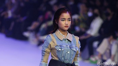 8 Gaya Fuji Pertama Kali Jadi Model Jakarta Fashion Week 2023