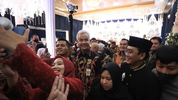 Ganjar Pranowo kondangan pernikahan Yeni Inka di Blora. Foto diunggah Kamis (27/10/2022).