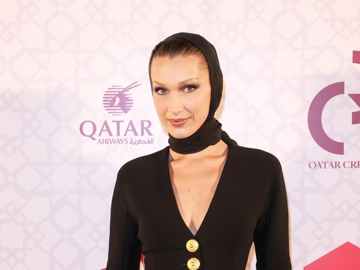 Gaya Bella Hadid di Qatar DOHA, QATAR - OCTOBER 25: Mohamed Hadid and Bella Hadid attend a VIP dinner celebrating the opening of new exhibition