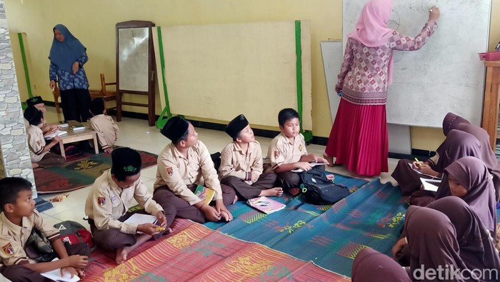 Gedung TPQ yang digunakan untuk belajar mengajar MI Maarif Desa Suwidak, Banjarnegara.