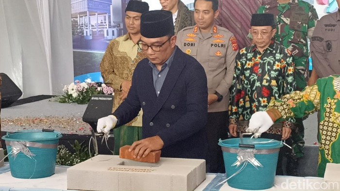 Gubernur Jawa Barat melakukan peletakan batu pertama pembangunan RS NU pertama di Jawa Barat