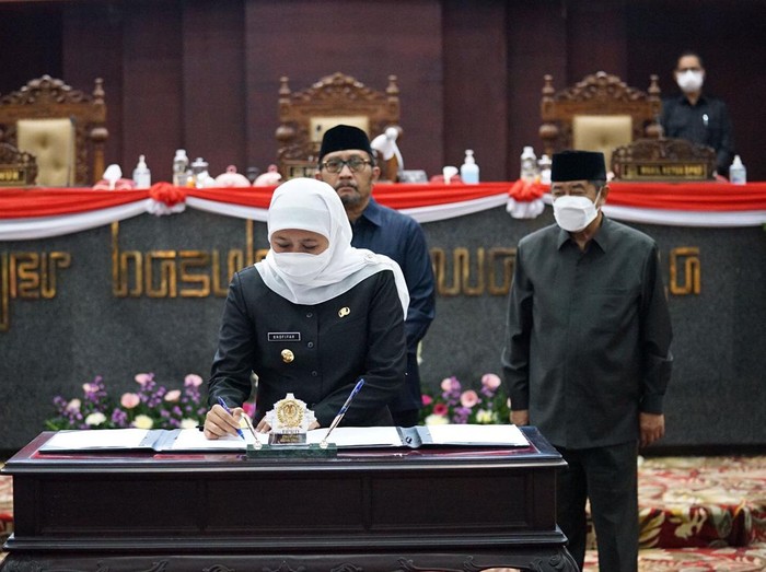 Gubernur Khofifah dan pimpinan DPRD Jatim