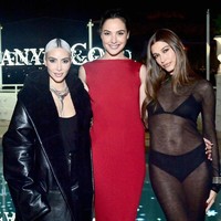 Gal Gadot juga hadir dengan mengenakan gaun merah. Ia pun mengambil momen untuk foto bersama Kim Kardashian dan Hailey Bieber. Foto: Getty Images