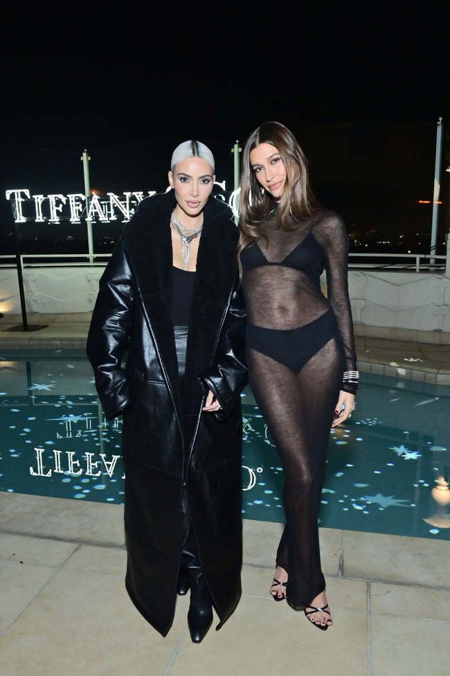 Hailey Bieber pun menyempatkan pose bersama Kim Kardashian. Foto: Getty Images