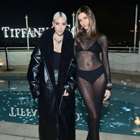 Hailey Bieber pun menyempatkan pose bersama Kim Kardashian. Foto: Getty Images