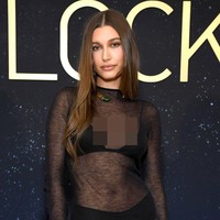 Hadir di peluncuran Lock Collection yang digelar Tiffany & Co., model 25 tahun ini mengenakan gaun panjang menerawang. Foto: Getty Images