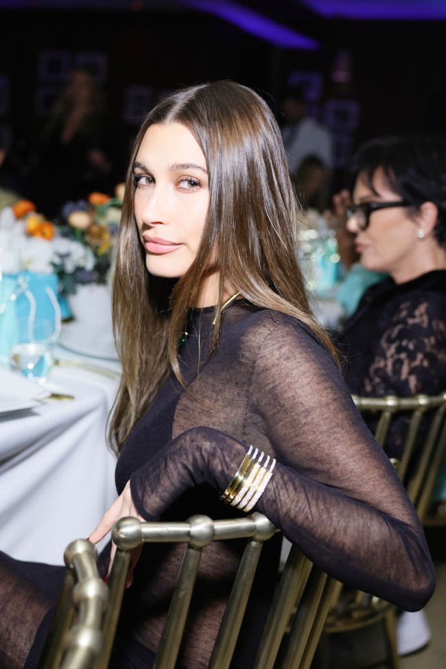 Wajah Hailey Bieber dipulas makeup nude bernuansa cokelat. Sementara rambutnya digerai dan ditata sedikit bergelombang. Foto: Getty Images