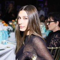 Wajah Hailey Bieber dipulas makeup nude bernuansa cokelat. Sementara rambutnya digerai dan ditata sedikit bergelombang. Foto: Getty Images