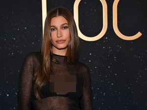 Hailey Bieber Ikut Tren Naked Dress, Seksi Pakai Gaun Menerawang