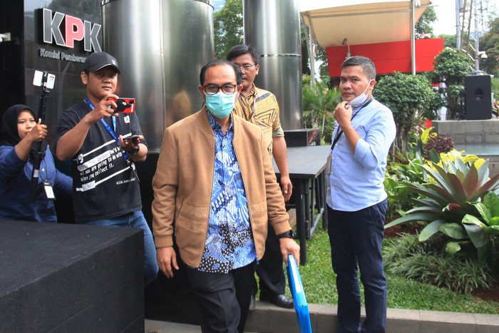 Hakim Agung Gazalba Saleh (tengah) berjalan meninggalkan Gedung Merah Putih KPK usai pemeriksaan di Jakarta, Kamis (27/10/2022). Gazalba Saleh diperiksa sebagai saksi terkait kasus dugaan suap pengurusan perkara kasasi Koperasi Simpan Pinjam Intidana yang menjerat Hakim Agung Sudrajad Dimyati dan tersangka lainnya.  ANTARA FOTO/Reno Esnir/rwa. *** Local Caption ***