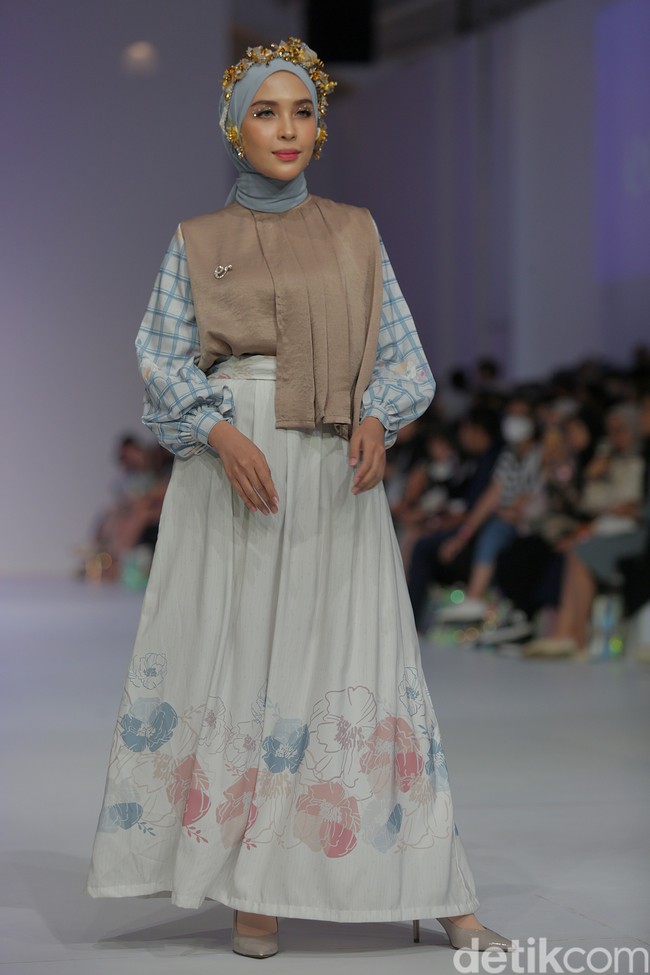 Wanita kelahiran 5 Mei 1994 ini membawakan koleksi Ederra yang bertajuk Berseri. Koleksi tersebut terinspirasi dari bunga yang selalu berproses, mekar, dan berseri. Sebagai langkah awal Ederra untuk bangkit dan menyebarkan energi positif ke sekitar selama dua tahun pandemi.  Foto: Agung Pambudhy/Detikcom.