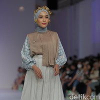 Wanita kelahiran 5 Mei 1994 ini membawakan koleksi Ederra yang bertajuk Berseri. Koleksi tersebut terinspirasi dari bunga yang selalu berproses, mekar, dan berseri. Sebagai langkah awal Ederra untuk bangkit dan menyebarkan energi positif ke sekitar selama dua tahun pandemi.  Foto: Agung Pambudhy/Detikcom.