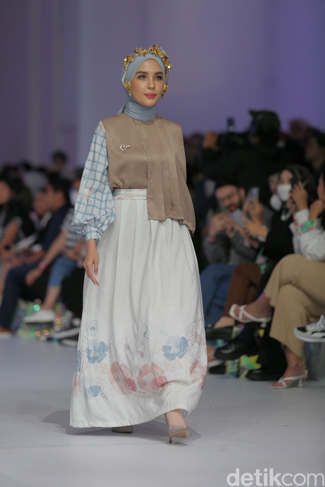 Hamidah memadukan hijab pashmina dengan blouse dan rok dari Ederra Indonesia. Hijab pashmina dibentuk dengan cara dililit ke belakang leher dengan rapi. Penampilannya semakin cantik berkat headpice dan earring beads warna gold. Foto: Agung Pambudhy/Detikcom.