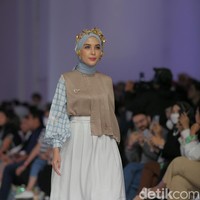 Hamidah memadukan hijab pashmina dengan blouse dan rok dari Ederra Indonesia. Hijab pashmina dibentuk dengan cara dililit ke belakang leher dengan rapi. Penampilannya semakin cantik berkat headpice dan earring beads warna gold. Foto: Agung Pambudhy/Detikcom.