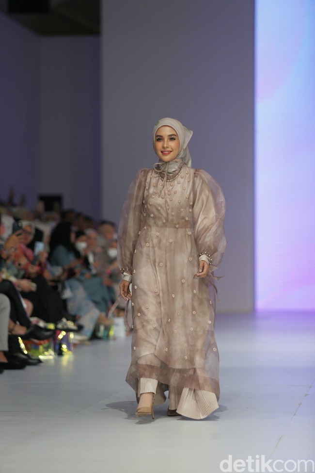 Hamidah membawakan koleksi edisi khusus Maima untuk Lazada X Jakarta Fashion Week 2023, yang bertajuk Ornate. Hamidah Rachmayanti tampil dengan koleksi dress yang bernuansa serba earth one. Foto: Agung Pambudhy/Detikcom.