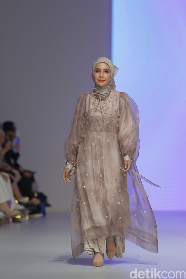 Influencer hijab Hamidah Rachmayanti didapuk menjadi model brand lokal asal Bandung Maima Indonesia dan Ederra dalam gelaran fashion show Lazada di panggung Jakarta Fashion Week (JFW) 202. Hamidah dikenal lewat gaya hijabnya yang simpel dan stylish. Ia juga salah satu influencer yang memperkenalkan tren Korean makeup looks.  Foto: Agung Pambudhy/Detikcom.