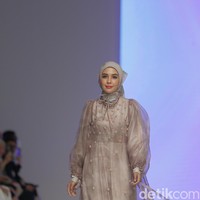 Influencer hijab Hamidah Rachmayanti didapuk menjadi model brand lokal asal Bandung Maima Indonesia dan Ederra dalam gelaran fashion show Lazada di panggung Jakarta Fashion Week (JFW) 202. Hamidah dikenal lewat gaya hijabnya yang simpel dan stylish. Ia juga salah satu influencer yang memperkenalkan tren Korean makeup looks.  Foto: Agung Pambudhy/Detikcom.