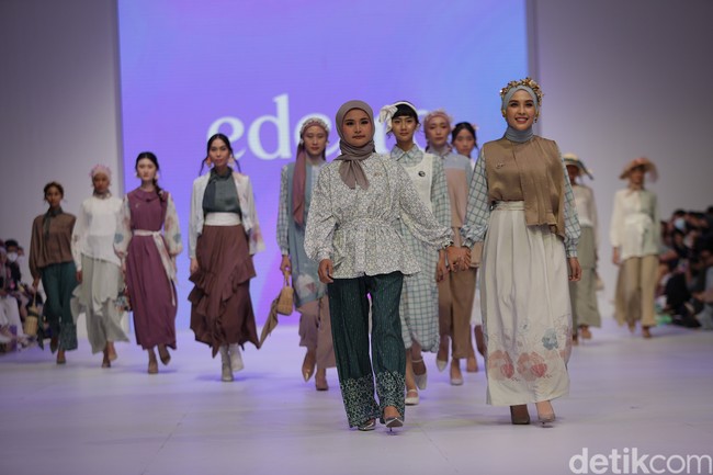 Bahan organza seperti yang dikenakan Hamida kembali menjadi tren. Brand lokal Maima menggunakan bahan organza untuk menjadi highlight koleksi yang bertajuk Ornate itu. Maima menambahkan detail kain pleats dan satin silk yang membuat penampilan kamu semakin elegan. Foto: Agung Pambudhy/Detikcom.