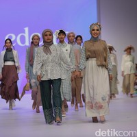 Bahan organza seperti yang dikenakan Hamida kembali menjadi tren. Brand lokal Maima menggunakan bahan organza untuk menjadi highlight koleksi yang bertajuk Ornate itu. Maima menambahkan detail kain pleats dan satin silk yang membuat penampilan kamu semakin elegan. Foto: Agung Pambudhy/Detikcom.