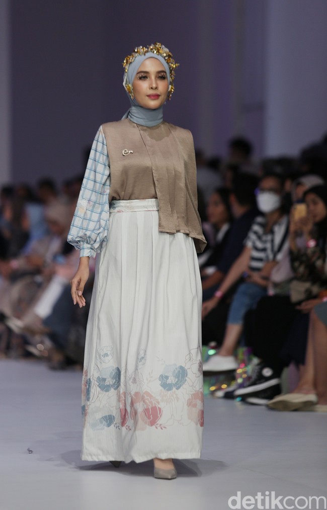 Hamidah Rachmayanti kembali tampil elegan saat menjadi muse untuk koleksi terbaru brand Ederra Indonesia. Hamidah memakai blouse cokelat yang terdapat motif kotak-kotak pada bagian lengan.  Foto: Agung Pambudhy/Detikcom.