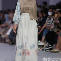 Hamidah Rachmayanti kembali tampil elegan saat menjadi muse untuk koleksi terbaru brand Ederra Indonesia. Hamidah memakai blouse cokelat yang terdapat motif kotak-kotak pada bagian lengan.  Foto: Agung Pambudhy/Detikcom.
