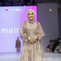 Ibu dua anak ini tampil elegan memakai hijab segi empat bahan voal yang diikat rapi ke belakang agar memperlihatkan detail dress lengan balon. Ia juga menambahkan scarf bahan transparan di kepala. Foto: Agung Pambudhy/Detikcom.