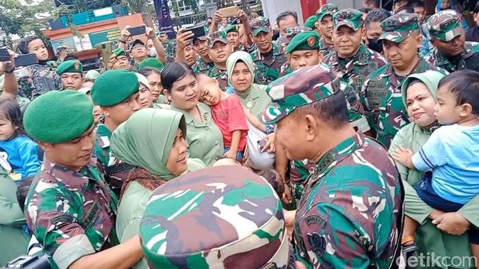 Ibu-ibu Persit di Medan menjumpai KSAD Jenderal Dudung Abdurachman.