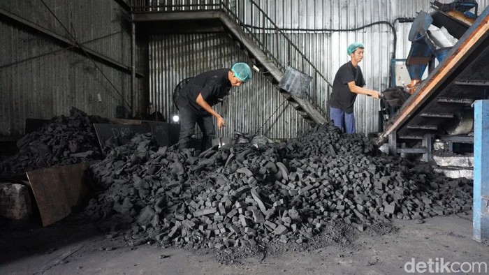 IKM Mojokerto produsen arang briket kelapa yang telah ekspor ke 4 benua