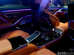 Interior Mercedes-Maybach S-Class. Terdapat kursi captain seat yang ditunjang dengan berbagai kenyamanan, mulai dari pemijat pada bagian calf rest dan penghangat untuk bagian leher dan pundak. Foto: Ridwan Arifin