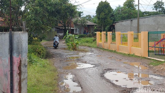 Jalan rusak di Bandung Barat.