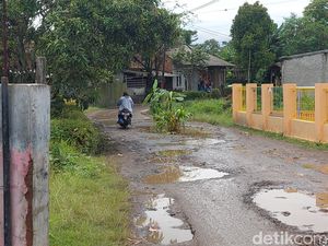 Jalan Rusak di KBB yang Ditanami Pohon Pisang Rencananya Diperbaiki 2023