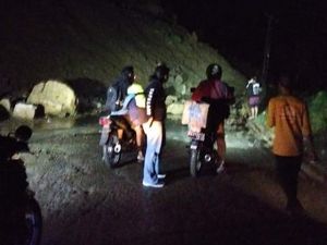 Longsor Kembali Tutup Ruas Jalan Trans Sulawesi di Majene, Lalin Lumpuh Total