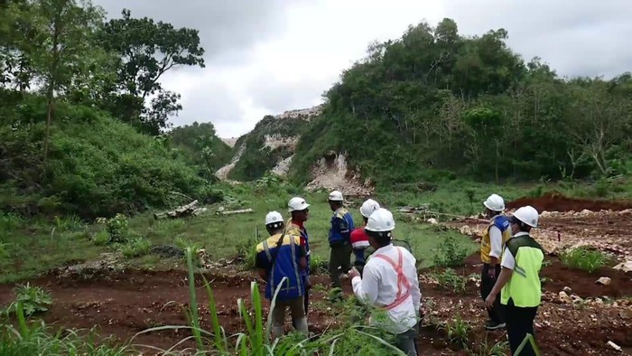 Petugas saat melakukan uji coba blasting untuk pengeprasan bulak Pucang Sewu di Pedukuhan Karang Lor, Kalurahan Jepitu, Kapanewon Girisubo, Kabupaten Gunungkidul.