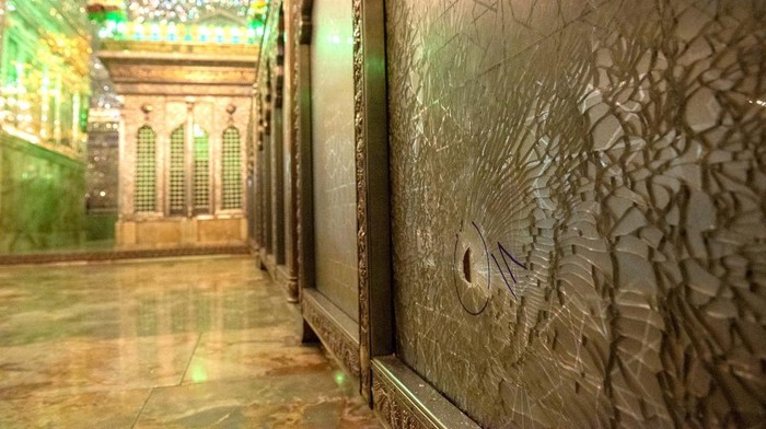 Jejak-jejak Penyerangan di Masjid Shah Cheragh Iran Masjid Islam syiah di Shiraz, Iran Selatan, diserang tiga pria bersenjata api. Akibat serangan itu, 15 orang dilaporkan tewas dan 40 lainnya luka-luka.