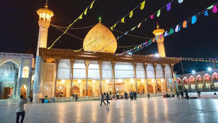 Jejak-jejak Penyerangan di Masjid Shah Cheragh Iran Masjid Islam syiah di Shiraz, Iran Selatan, diserang tiga pria bersenjata api. Akibat serangan itu, 15 orang dilaporkan tewas dan 40 lainnya luka-luka.