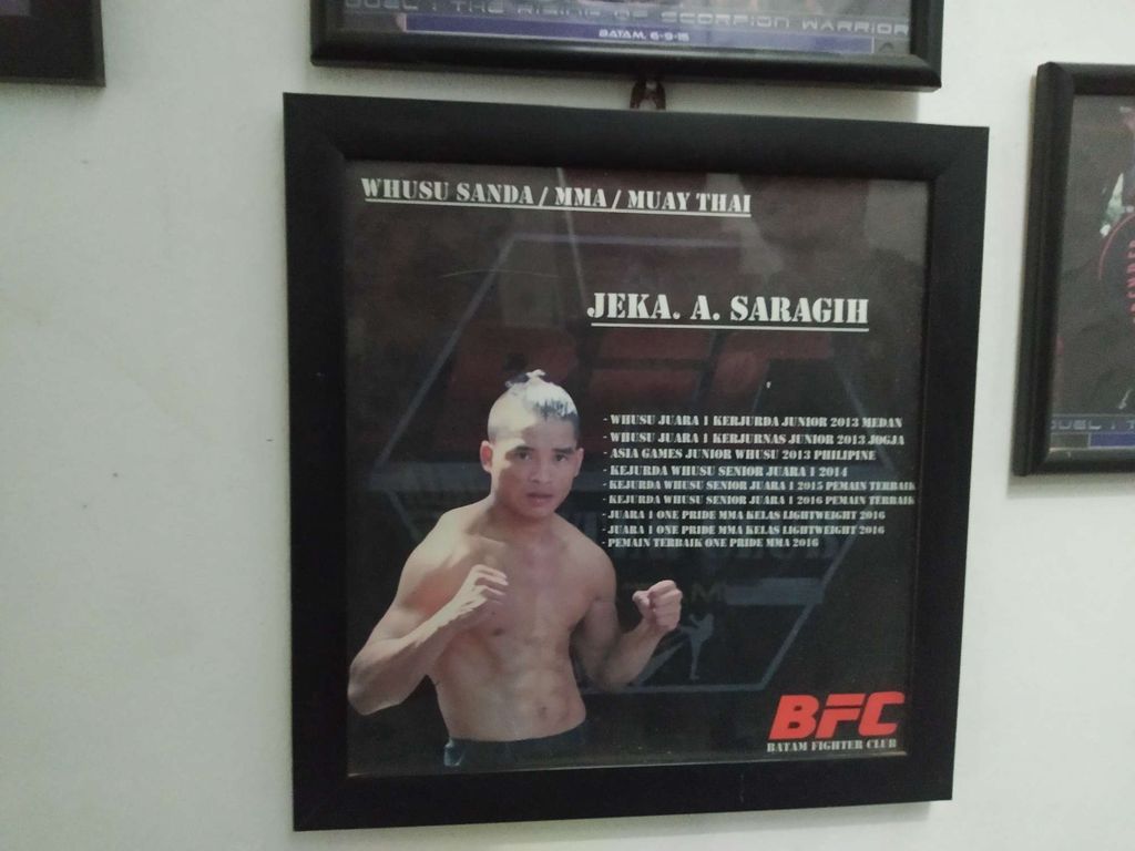 Foto Jeka Saragih dibingkai dan dipajang di Batam Fighter Club (BFC) Batam.