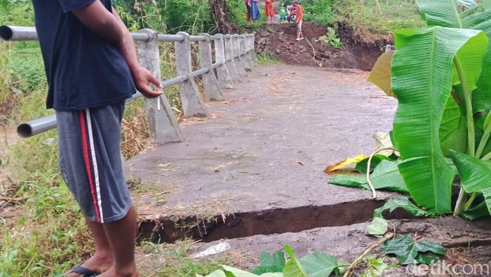 jembatan putus diterjang derasnya arus sungai