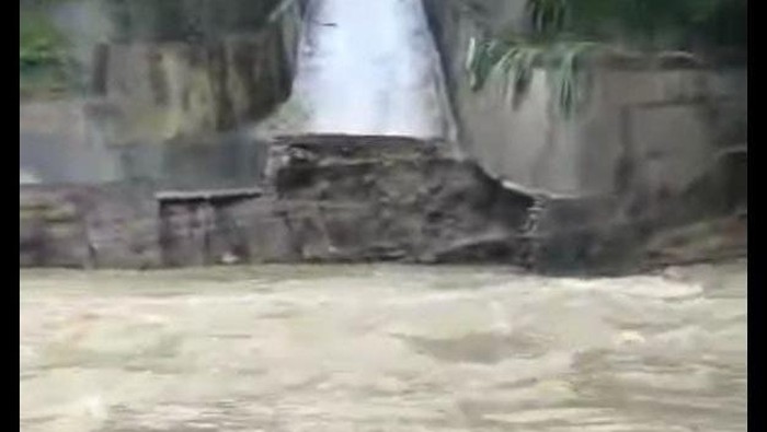 Jembatan terputus akibat banjir di Polman