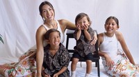 Jennifer Bachdim mengambil peran besar dalam pola asuh anak-anaknya. Ia tidak menggunakan jasa baby sitter meski memiliki banyak anak. Foto: Instagram/ @jenniferbachdim