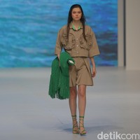 Fashion show koleksi busana karya Nagita Slavina di Jakarta Fashion Week 2023. Nagita merilis koleksi busana liburan bertajuk Paradiso.  Foto: Agung Pambudhy/Detikcom.