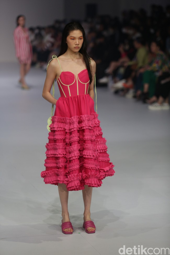 Fashion show koleksi busana karya Nagita Slavina di Jakarta Fashion Week 2023. Nagita merilis koleksi busana liburan bertajuk Paradiso.  Foto: Agung Pambudhy/Detikcom.