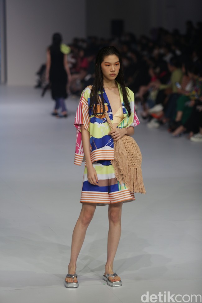 Fashion show koleksi busana karya Nagita Slavina di Jakarta Fashion Week 2023. Nagita merilis koleksi busana liburan bertajuk Paradiso.  Foto: Agung Pambudhy/Detikcom.