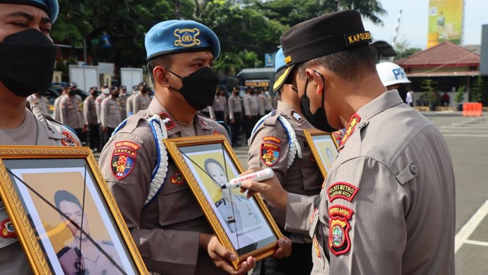 Kapolres Metro Tangerang Kota Kombes Zain Dwi Nugroho coret foto 4 polisi yang di-PTDH.