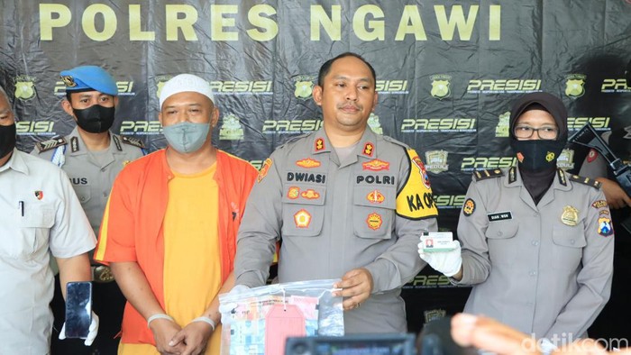 Kapolres Ngawi AKBP Dwiasi merilis tersangka pemerasan kades