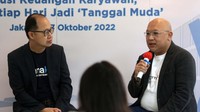 Gregory S Widjaja CEO Danakini bersm Denny Dilham CEO OTTOBIZ saat peluncuran produk pinjaman Kasbon Gaji di Jakara, Kamis (27/10/2022).